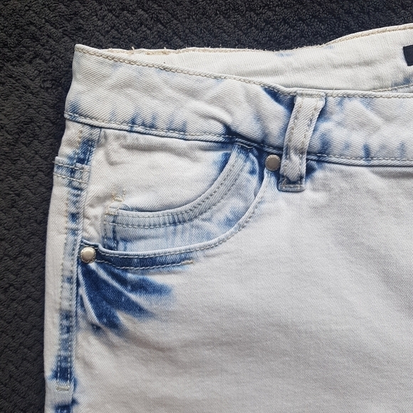 Material Girl Bleach Dye Jeans - Picture 3 of 11